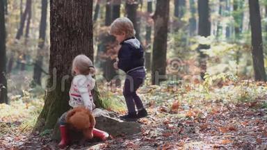 快乐的小孩子，小女孩在秋天嬉笑打闹，在大自然的户外散步
